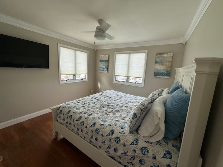 3楼加大双人床卧室，配备50英寸智能电视