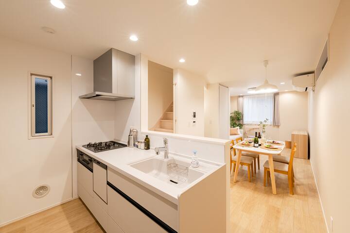 渋谷区【閑静な住宅街80㎡】新宿駅まで1駅5分/3寝室|広々リビング gallery image 5