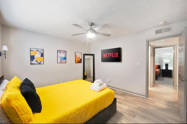 Dormitorio con espacio abierto y cama tamaño queen