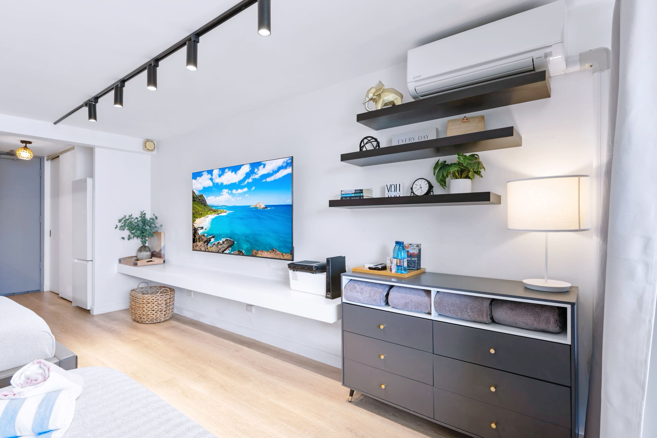 17F-Chic & Modern Studio w/2 Queens-Waikiki Beach~ - Image 5