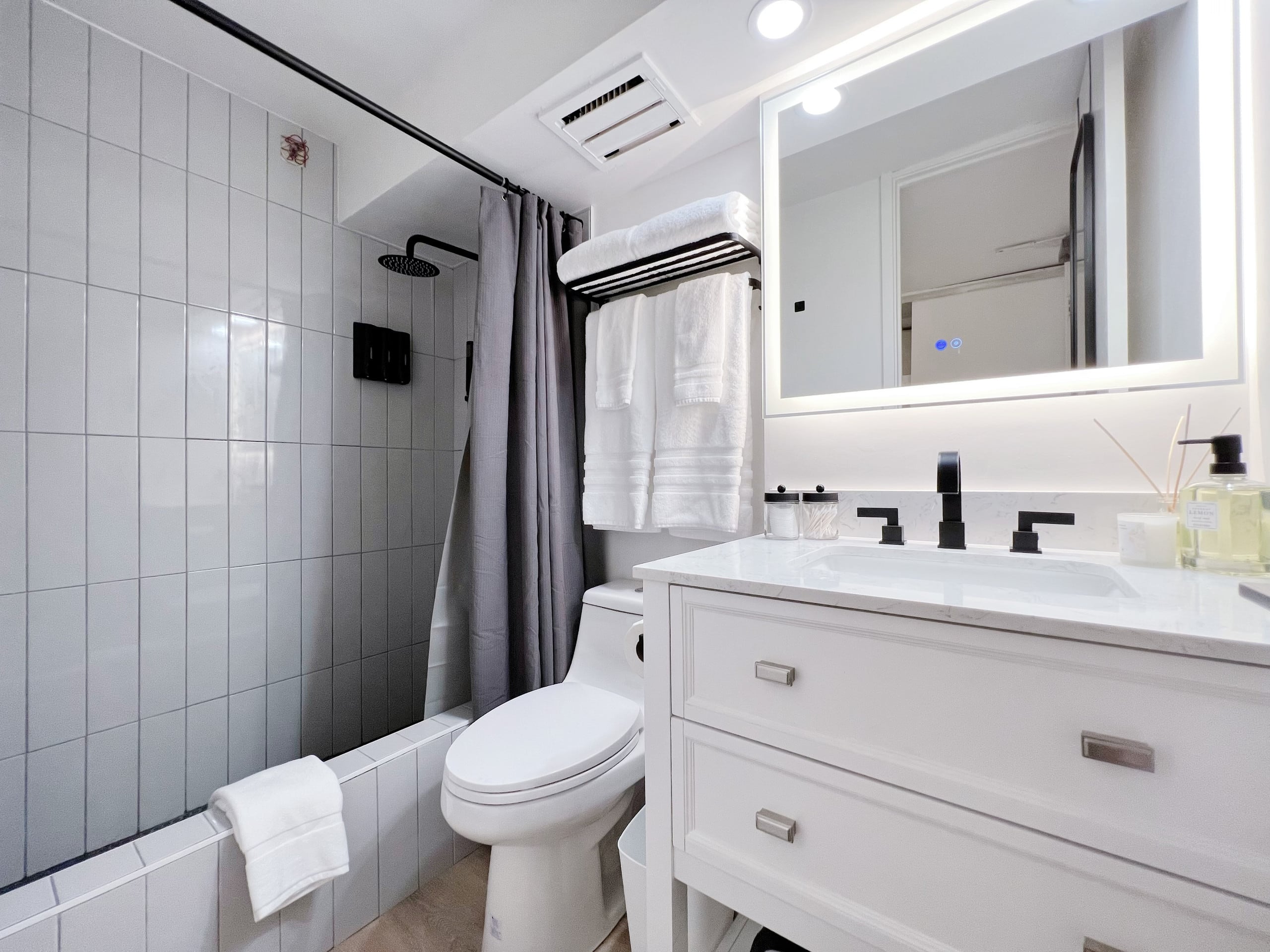 17F-Chic & Modern Studio w/2 Queens-Waikiki Beach~ - Image 17