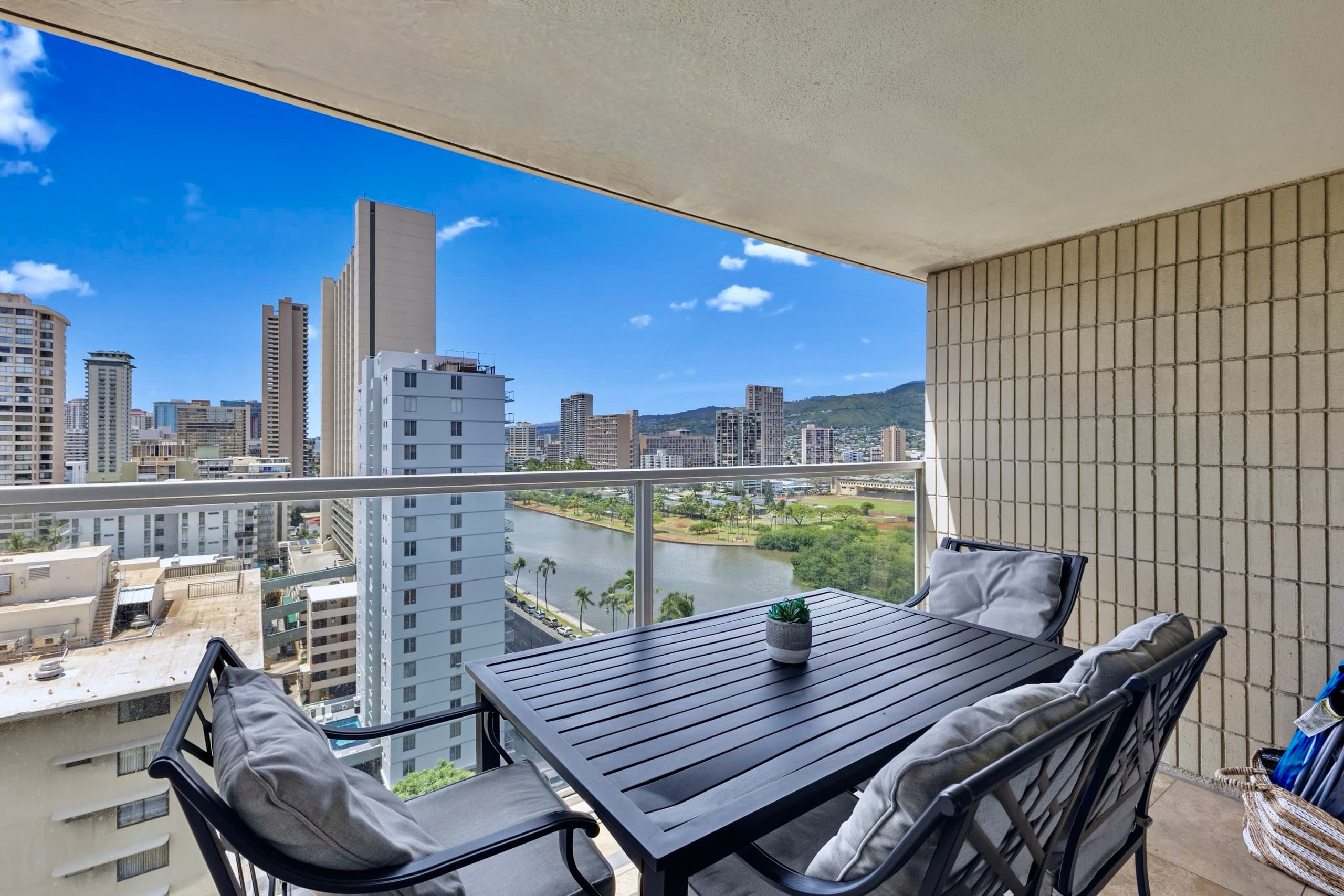 17F-Chic & Modern Studio w/2 Queens-Waikiki Beach~ - Image 20