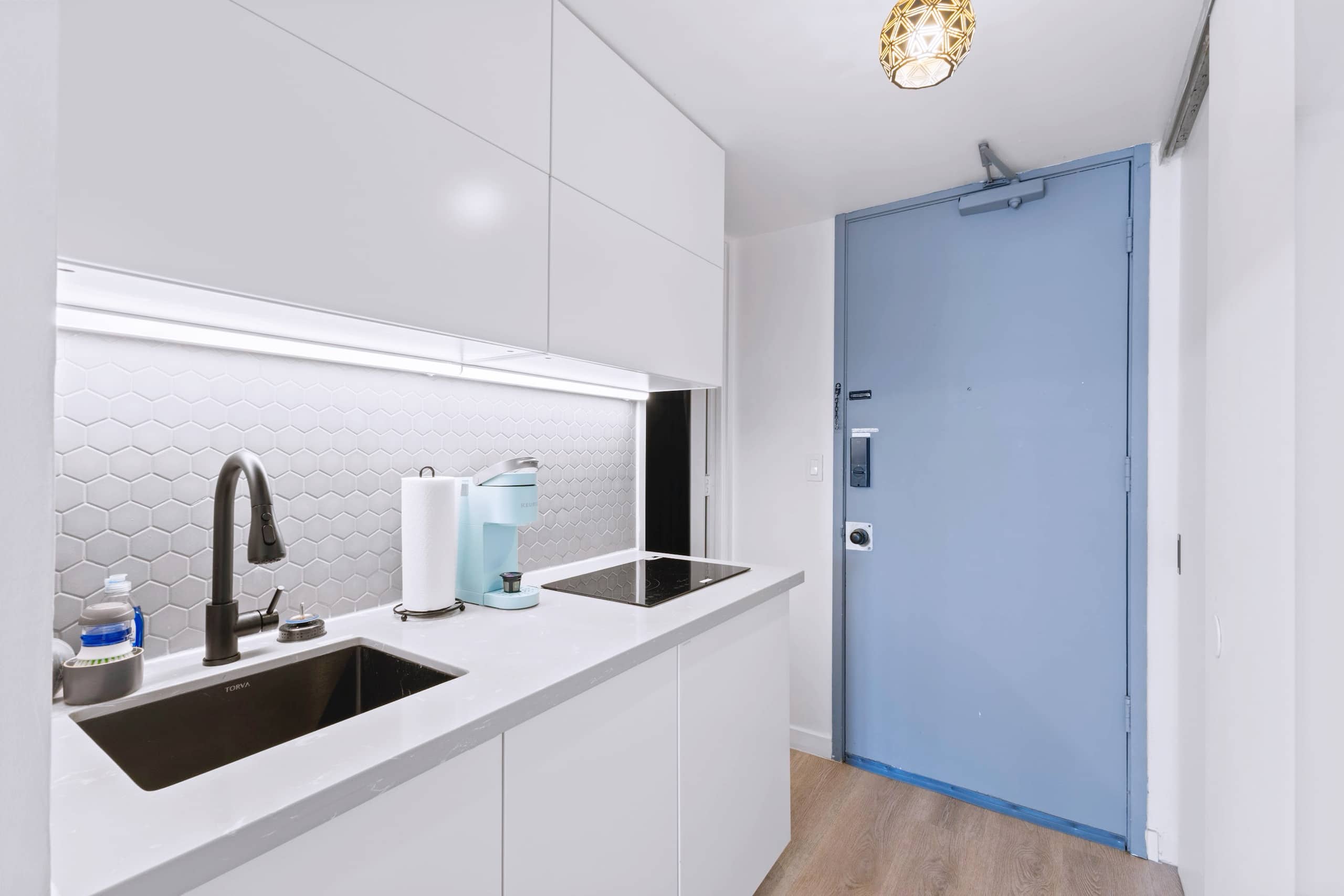 17F-Chic & Modern Studio w/2 Queens-Waikiki Beach~ - Image 10