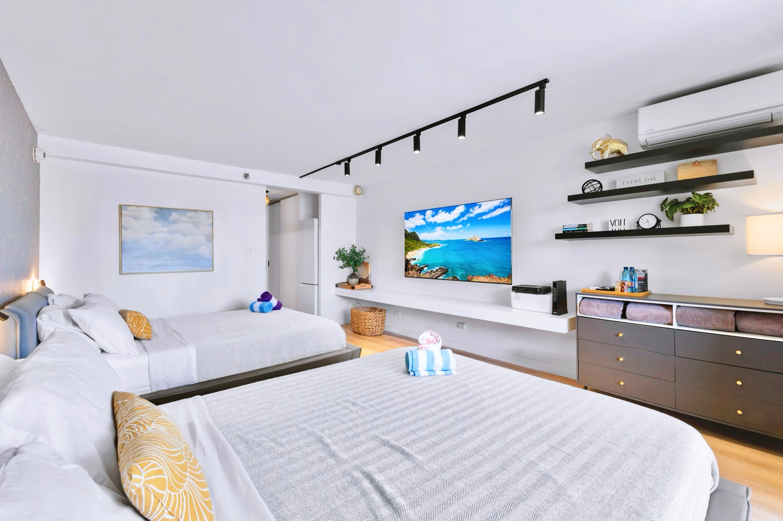 17F-Chic & Modern Studio w/2 Queens-Waikiki Beach~ - Image 7