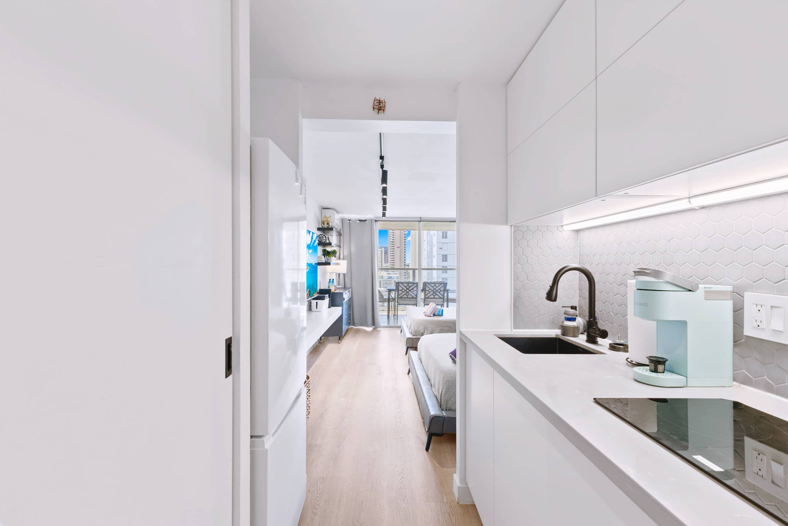 17F-Chic & Modern Studio w/2 Queens-Waikiki Beach~ - Image 12