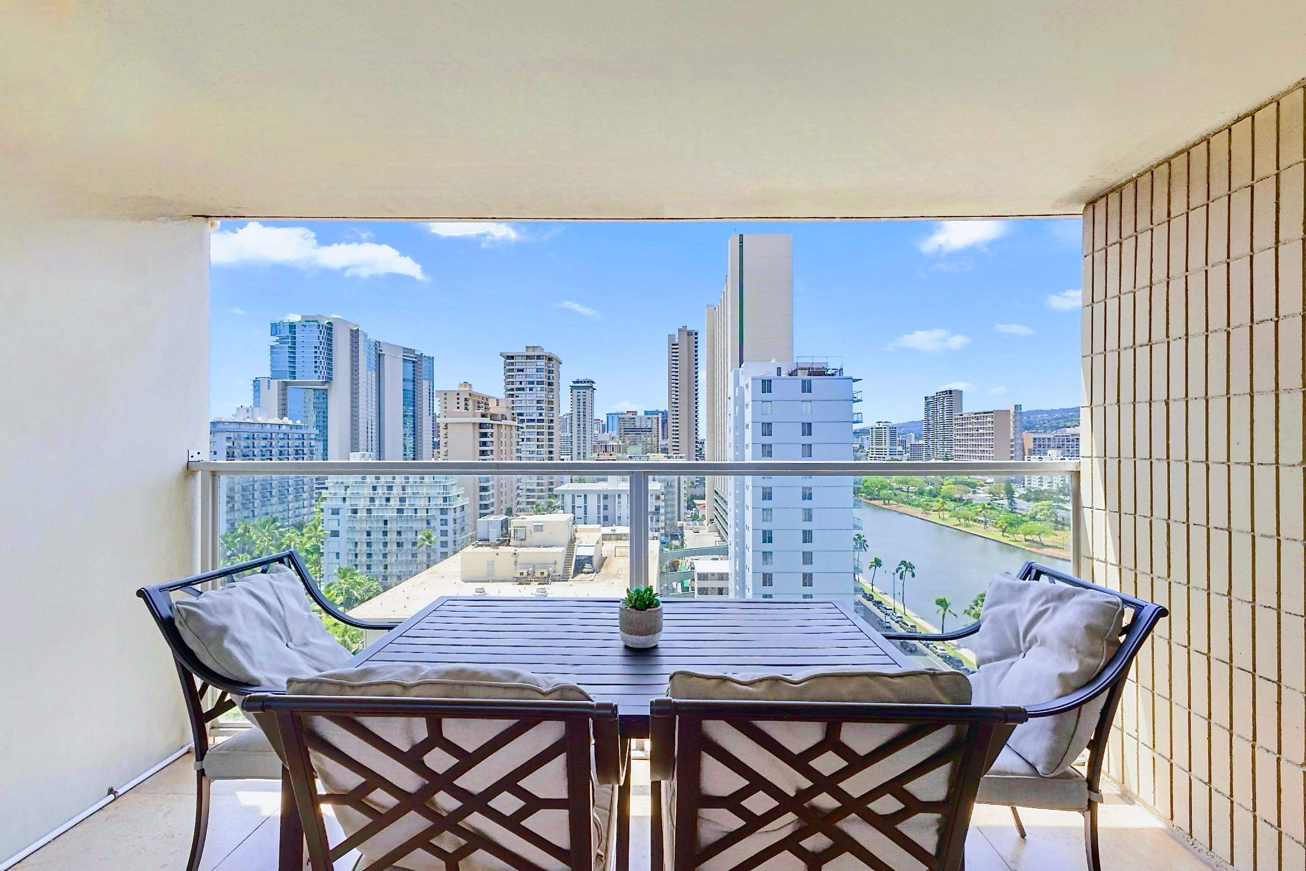 17F-Chic & Modern Studio w/2 Queens-Waikiki Beach~ - Image 23