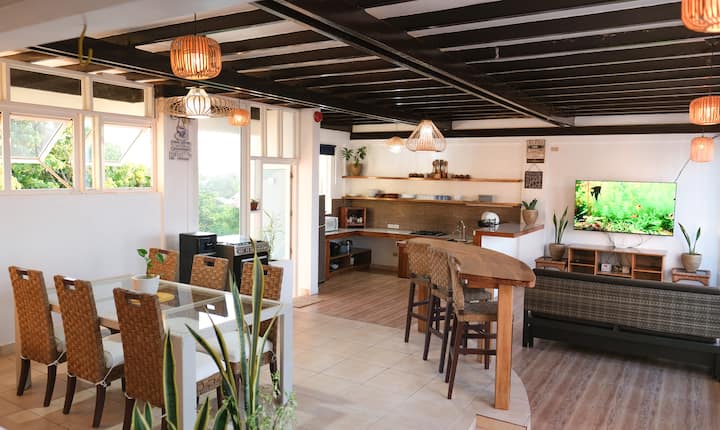Balai Isla: Entire Hilltop Home - Malay