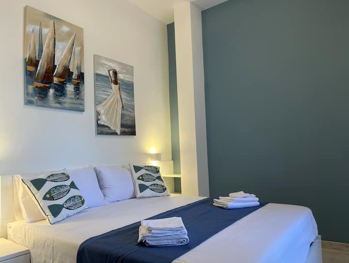 ห้องนอนมีเครื่องปรับอากาศ (เย็นหรือร้อน) พร้อมเตียงคู่ สมาร์ททีวีขนาด 32 นิ้ว โต๊ะข้างเตียง และตู้เสื้อผ้า 
เรามีชุดเครื่องนอนและผ้าเช็ดตัวให้ผู้เข้าพักแต่ละราย