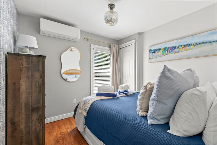 Descansa tranquilo en el sereno dormitorio queen, diseñado para la comodidad y la calma.