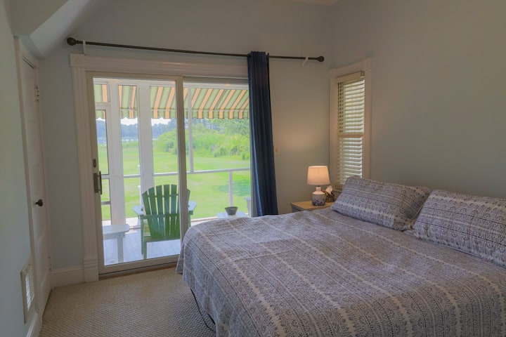 Dormitorio principal: en la planta baja con baño principal adjunto