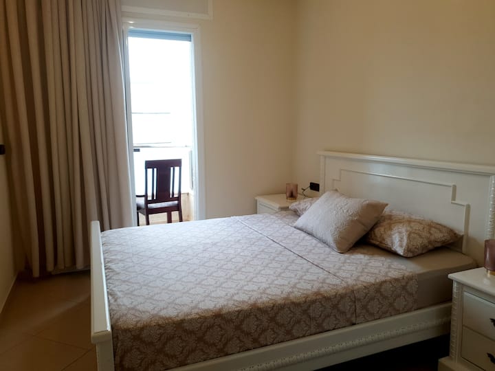 Главна спална соба со приватен балкон — светла, мирна и совршена за опуштање.