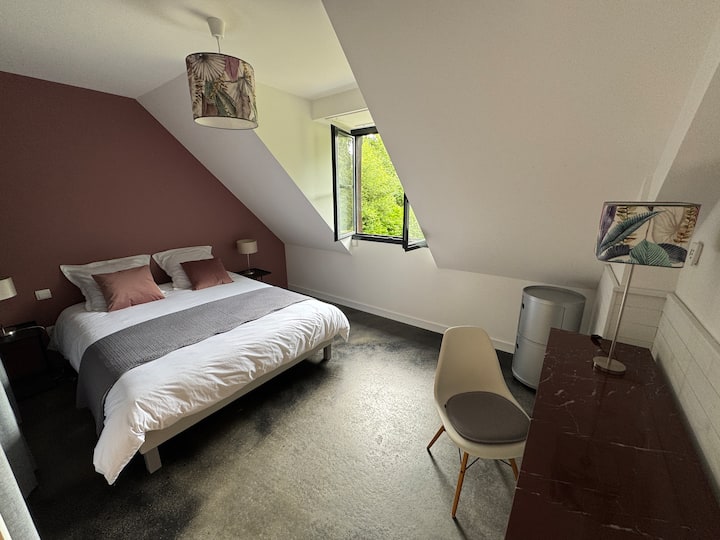 Втора спалня с достатъчно място за съхранение, конзола и седло. Градина и гледка към гората.
Осигурени са спални комплекти и кърпи.