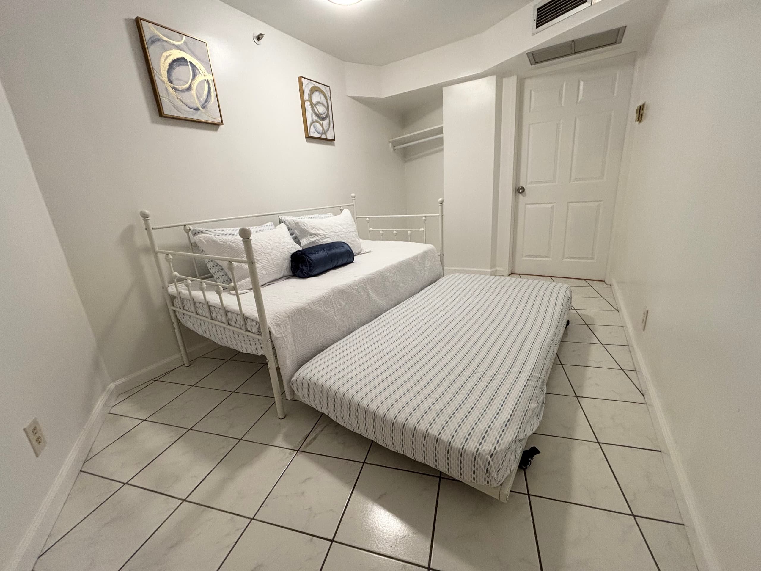 2BR+Den Ocean View Free Parking - Image 11