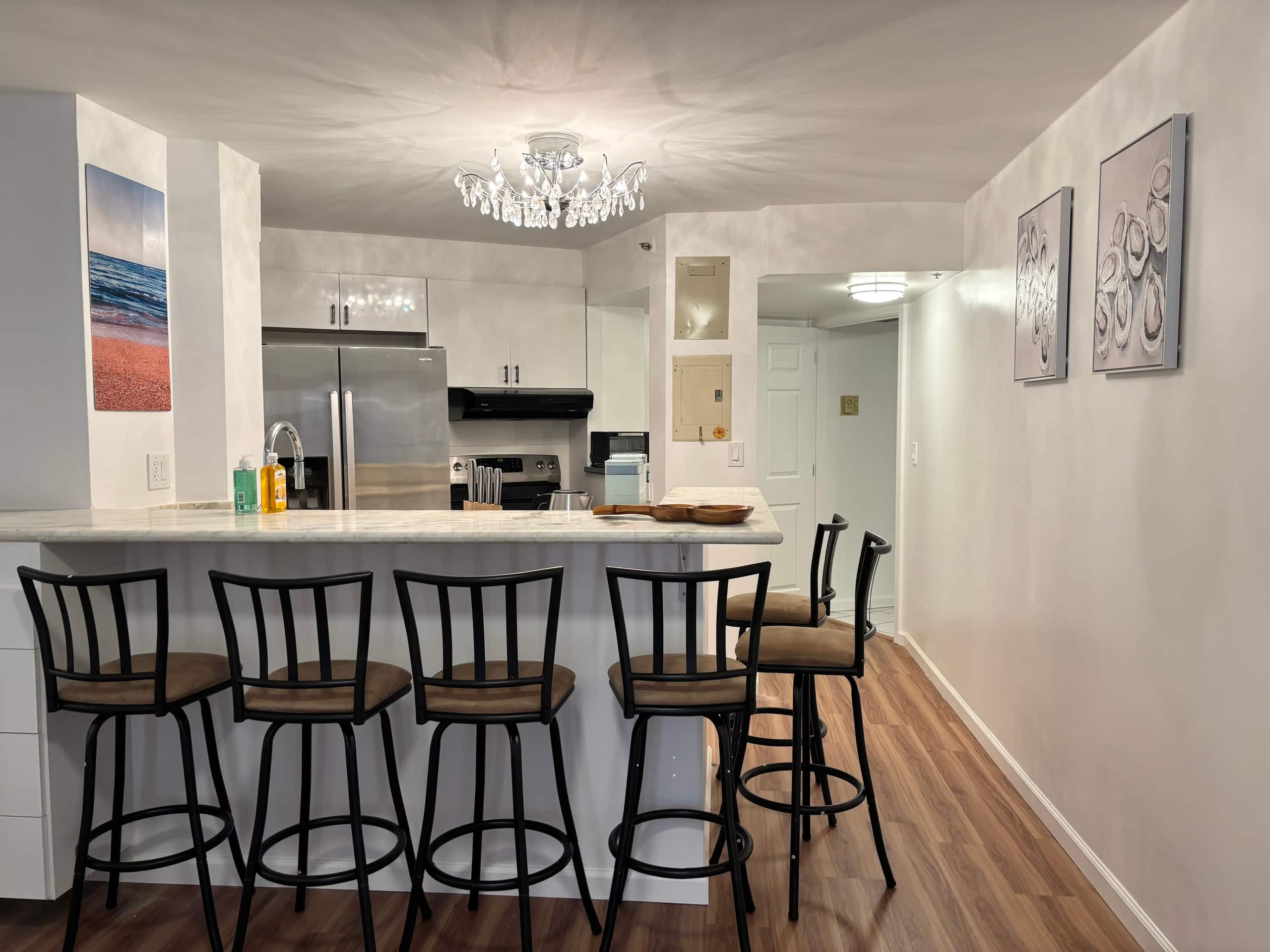 2BR+Den Ocean View Free Parking - Image 3