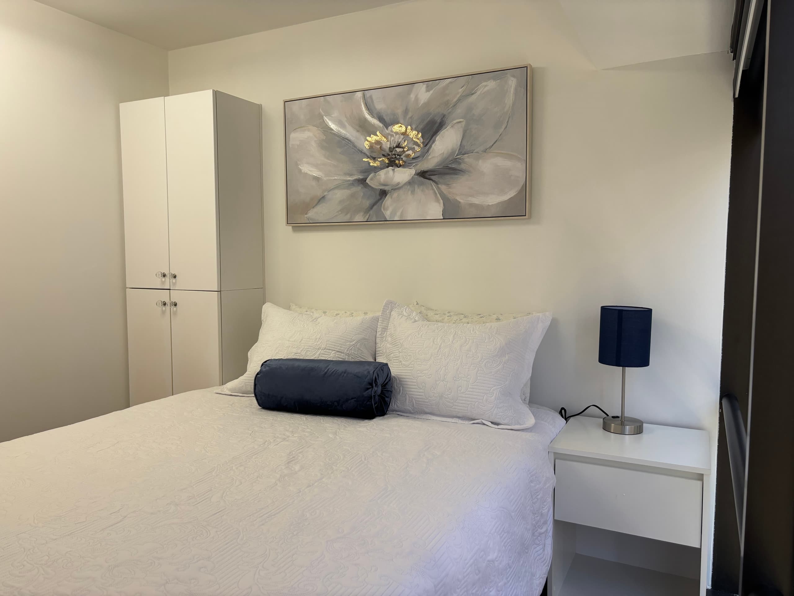 2BR+Den Ocean View Free Parking - Image 9