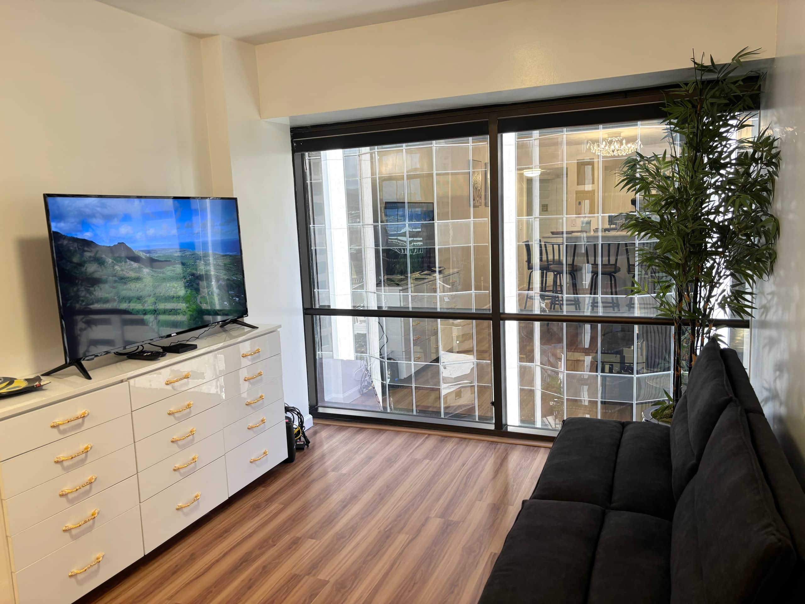 2BR+Den Ocean View Free Parking - Image 1