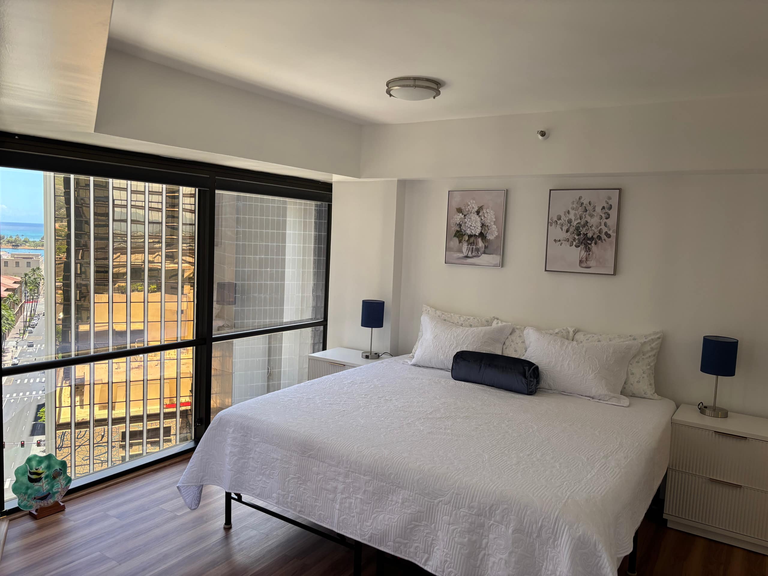 2BR+Den Ocean View Free Parking - Image 7
