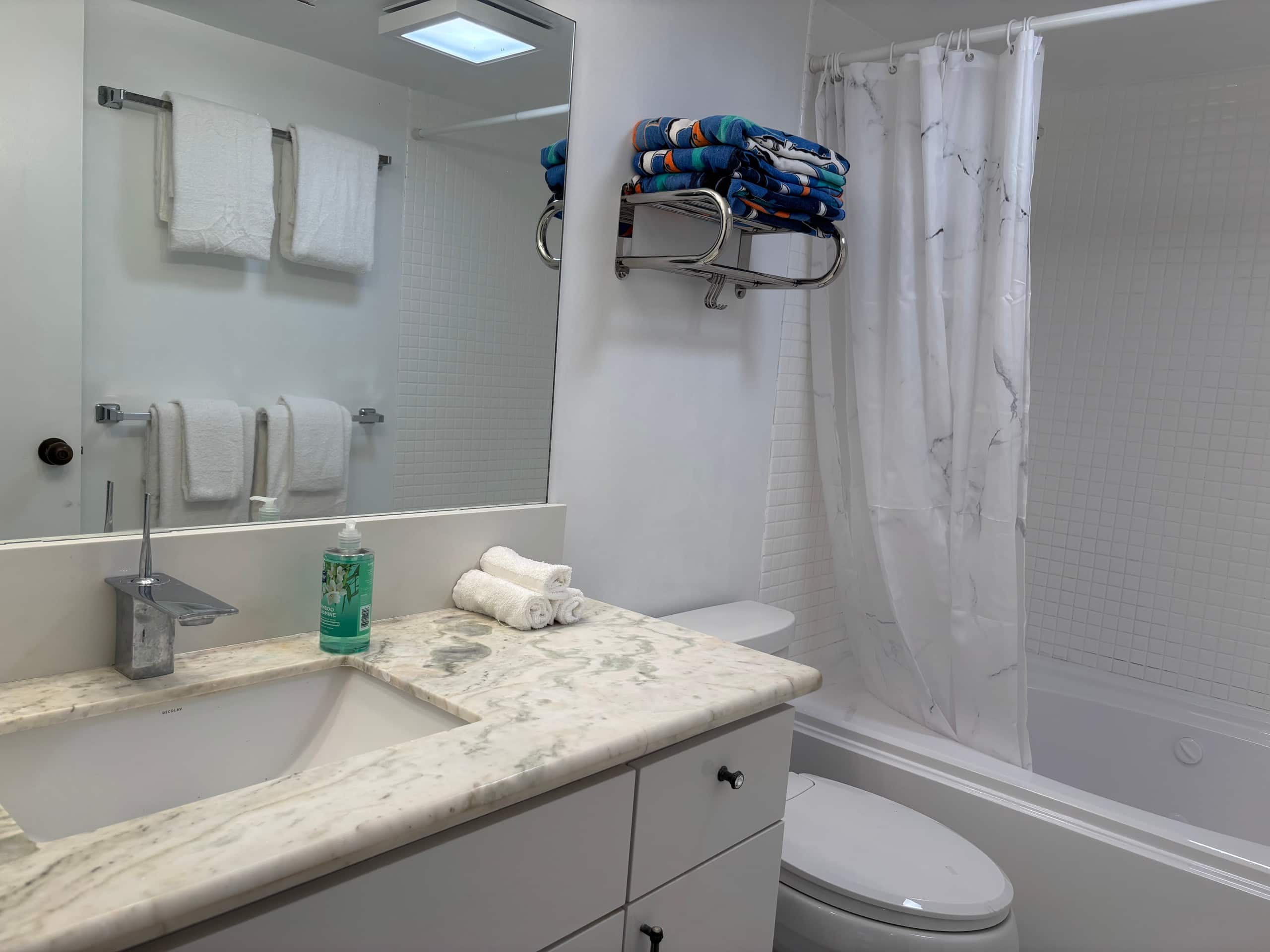 2BR+Den Ocean View Free Parking - Image 12