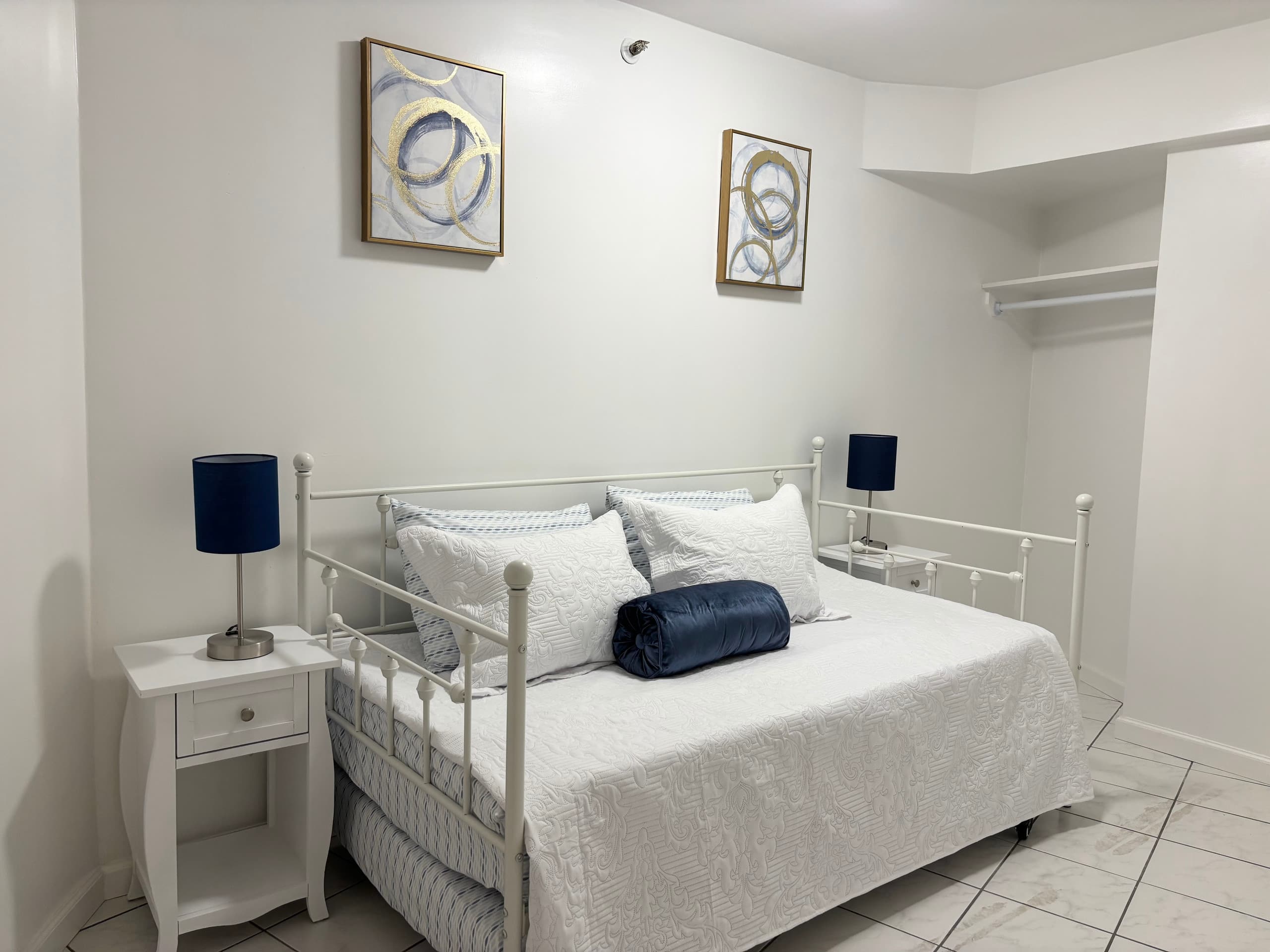 2BR+Den Ocean View Free Parking - Image 10