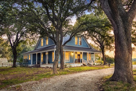 Farmhouse near Waco! Hot Tub, Views, Fire pit