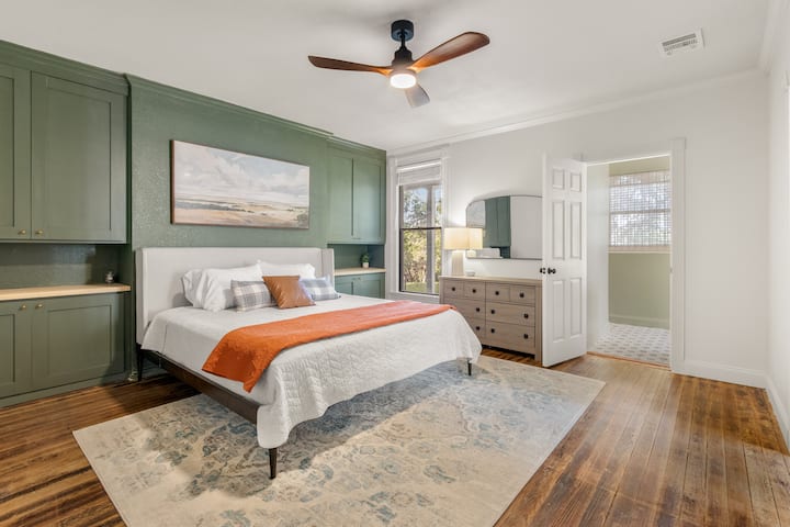 Cama tamaño king, planta baja, baño privado