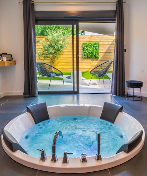 Top Airbnb: XXL Whirlpool - Air Conditioning - Comfortable and Relaxing Night in Nantes