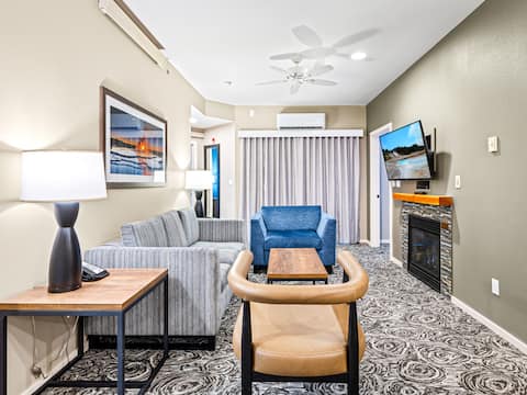 Successful Airbnb property: 3BR in resort near West Entrance, Pool, Hot-Tub. in West Yellowstone
