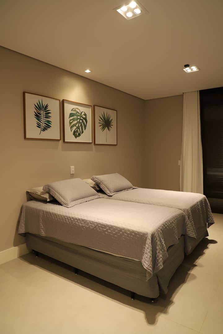 Quarto com com duas camas de solteiro e duas camas auxiliares.