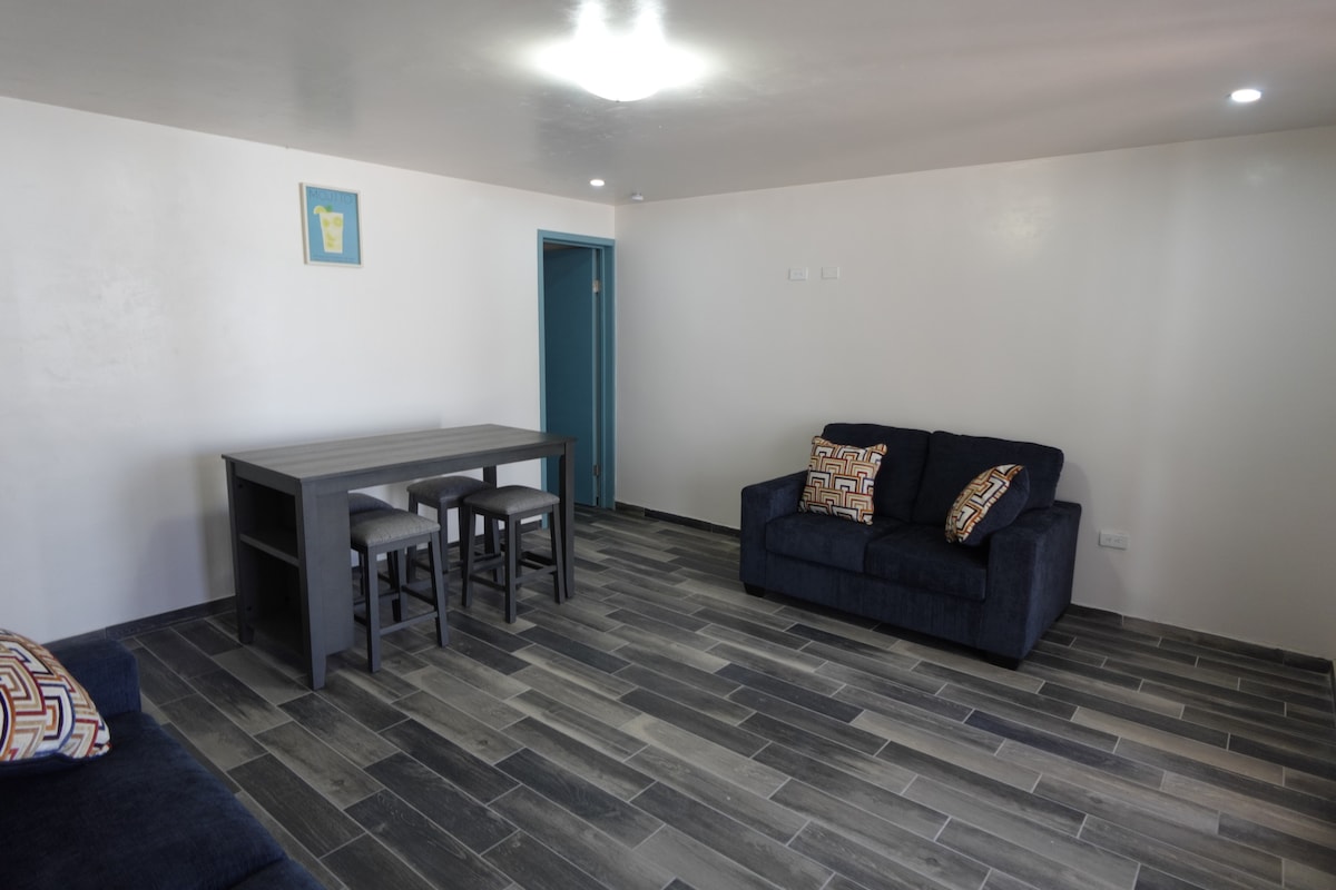 Გასაშლელი დივანი აუზის ოთახში