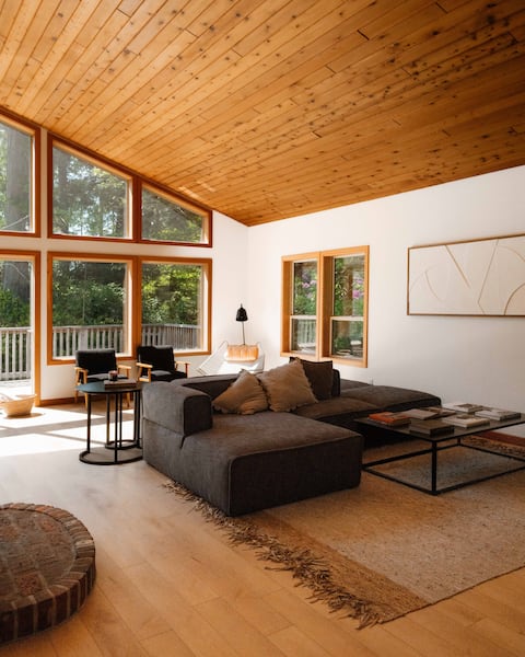 Top performing Airbnb: Surf Lodge - Steps to Beach with Forest Hot Tub in Tofino