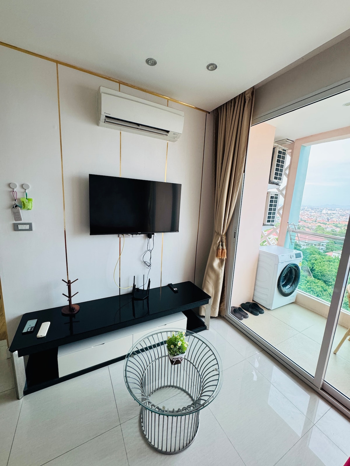 Resort Style Room thumbnail 6