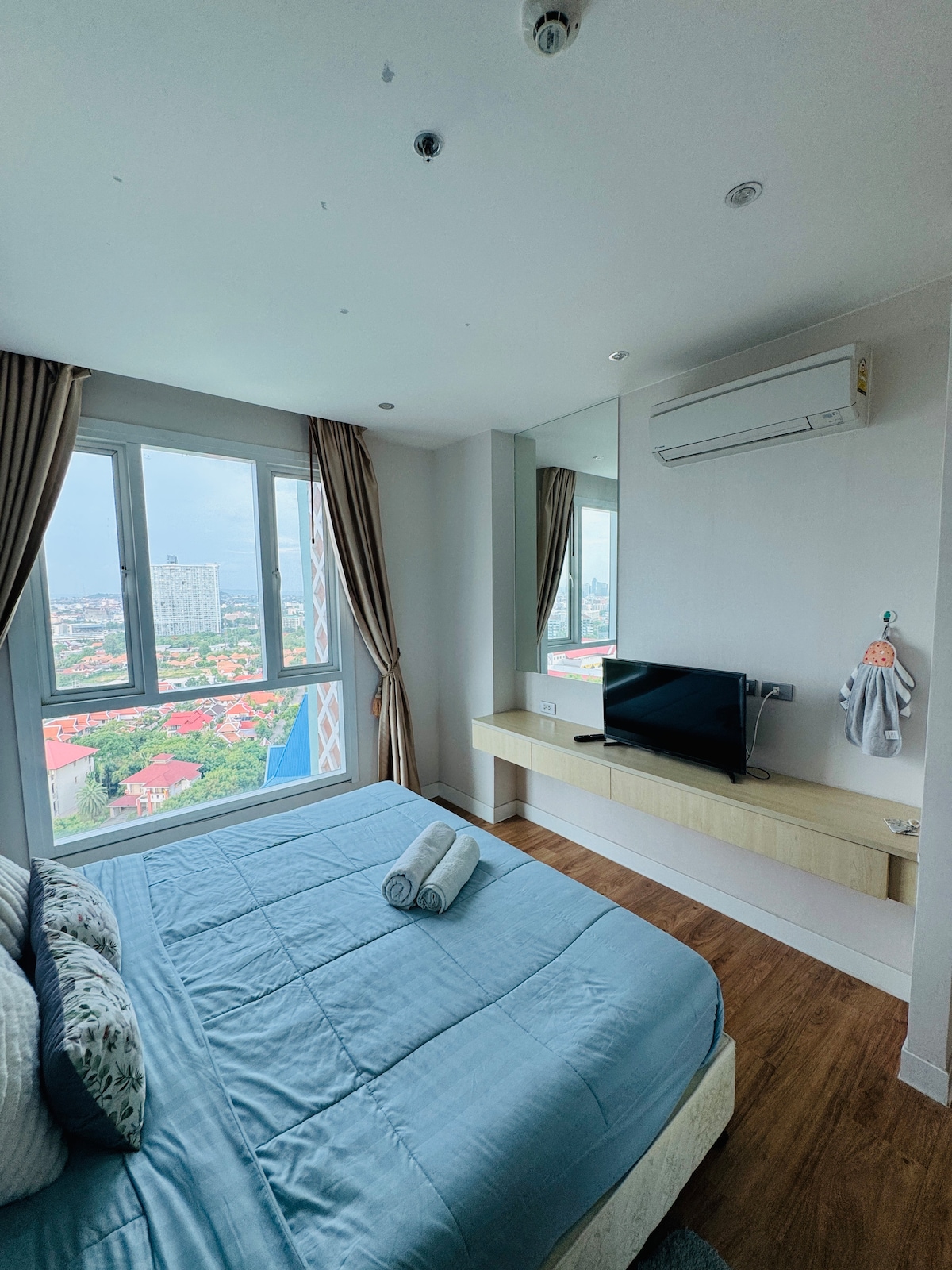 Resort Style Room thumbnail 12