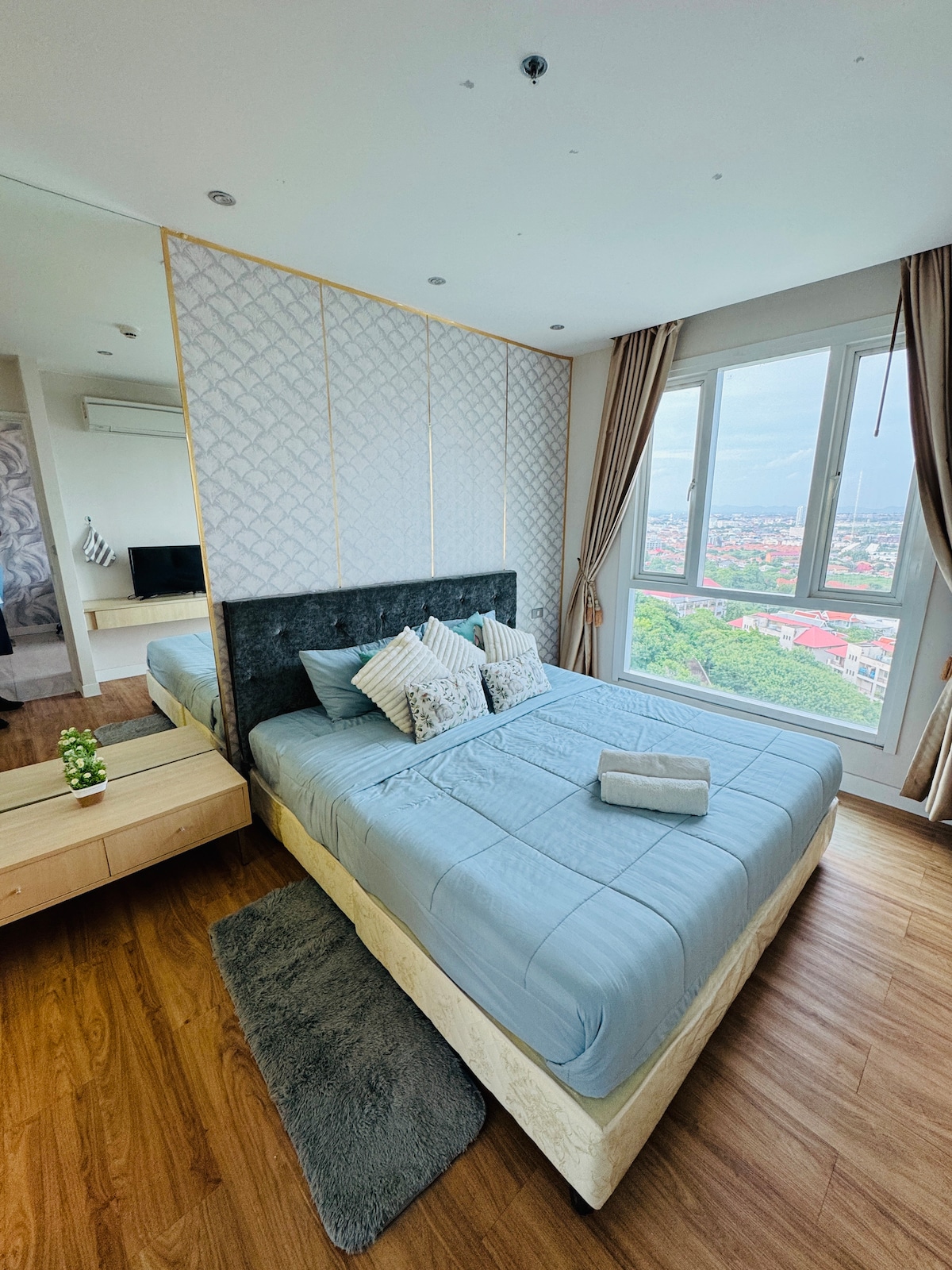 Resort Style Room thumbnail 11