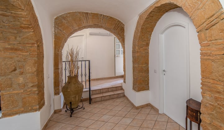 Საძინებელი ორადგილიანი საწოლით და ორადგილიანი გასაშლელი დივანი მისაღებ ოთახში.