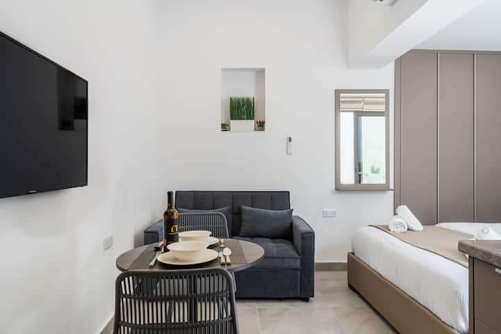Starlight Studio In City Center - Larnaca
