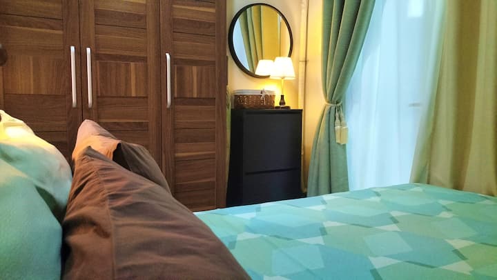  Acogedor Dormitorio Retiro
Relájate en una cómoda cama con sábanas frescas, un amplio armario y una cálida iluminación ambiental, perfecta para descansar después de un día en el MOA.