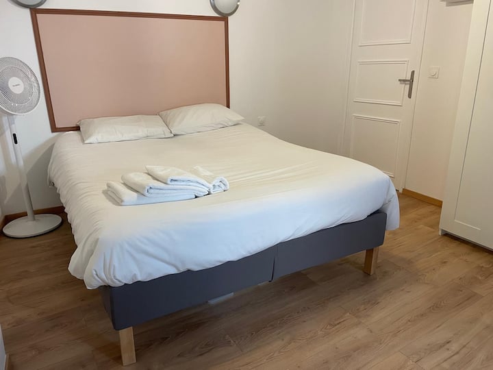 全新床上用品160x200厘米，配备酒店级床上用品和浴巾、风扇。