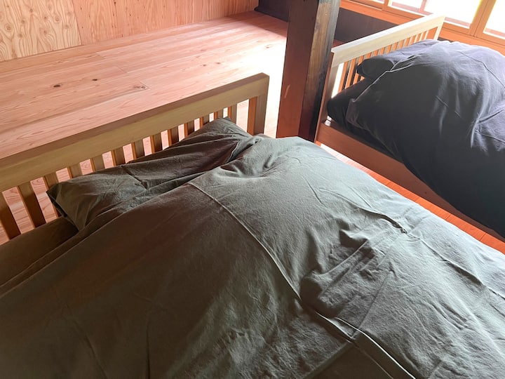 [ห้องนอน] จัดเตรียมเครื่องนอนตามฤดูกาลผ้าปูที่นอนเป็นแบรนด์ Mujiเครื่องปรับอากาศครบครัน