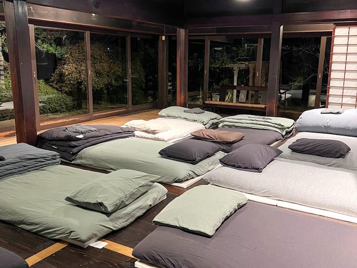 [เครื่องนอน] โปรดมีช่วงเวลาพิเศษในการนอนด้วยกันบนฟูกในคืนที่เงียบสงบในบ้านเก่า