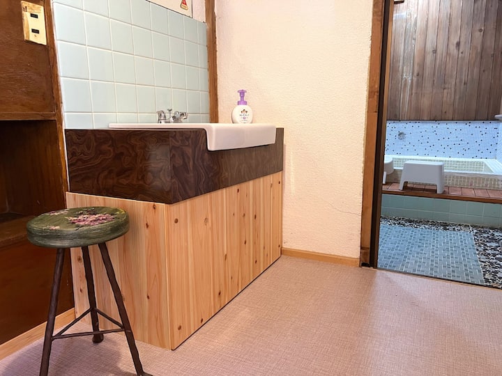 ・【脱衣所】家族風呂の脱衣所。洗面も趣あるつくりから時代を感じられます