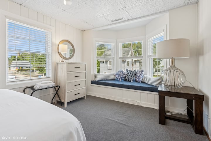 Спалня в бежово с прозорец към залива и малък изглед към езерото Мичиган