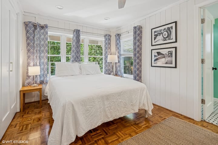 Апартаментът Primavera на първия етаж има самостоятелна баня с душ кабина