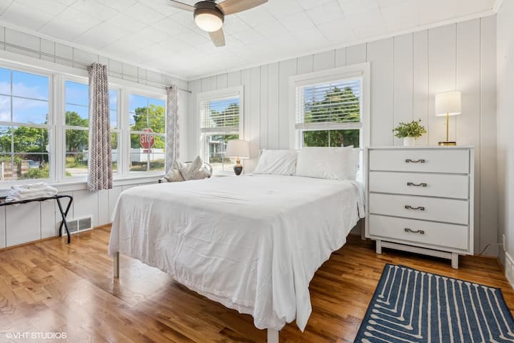 Апартаментът на бабата и дядото на първия етаж има съседна пълна баня с душ кабина