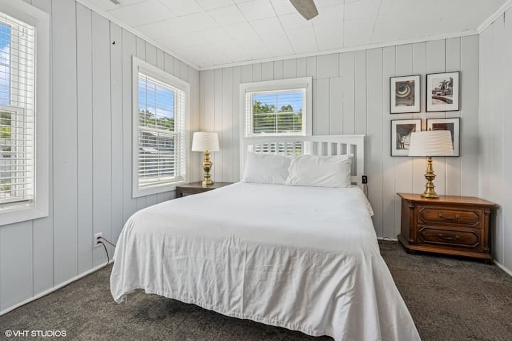 Спалнята на Луна, отделена със завеса от двуетажните легла на децата, споделя малка баня