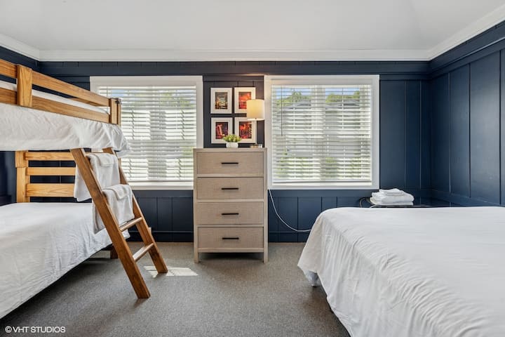 Апартаментът Buona Notte разполага с двойно легло и още един комплект двуетажни легла, както и със самостоятелна баня с вана