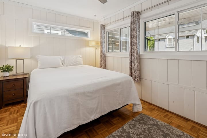 Малката спалня е толкова сладка стая.  Точно до трапезарията, с удобен рафт за багаж, идеален за ранобудниците, които пътуват с малко багаж