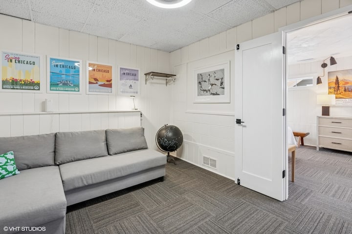 Салон с телевизор Doppio, сгъваем диван и комбинация от осветление и вентилатор на тавана, за да гледате любимите си предавания