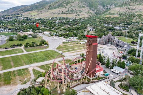 Farmington Basecamp-Hot Tub, Large Deck and View!