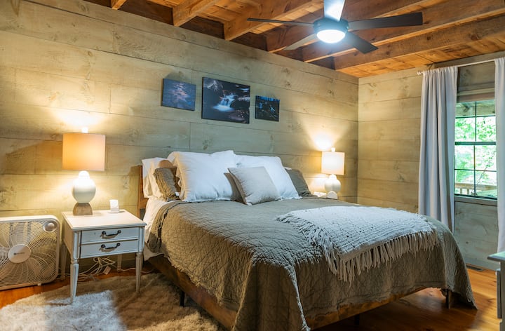 Kingsize-Bett mit einer bequemen Matratze