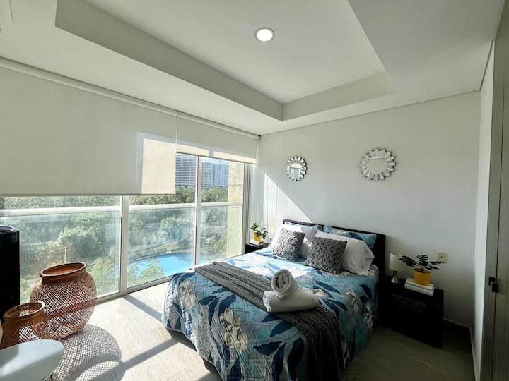 Habitación luminosa con vista al verde del complejo, perfecta para despertar con calma y sentir la brisa caribeña.